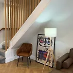 1 Agar St